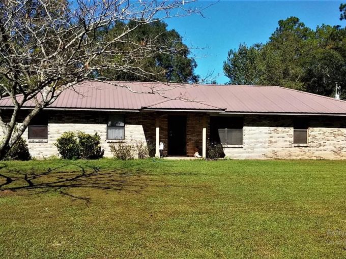 LOVELY BRICK HOME IN MACCLENNY!