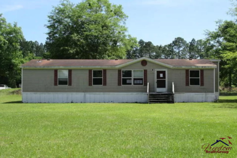 MANUFACTURED HOME IN A SIZEABLE LOT!