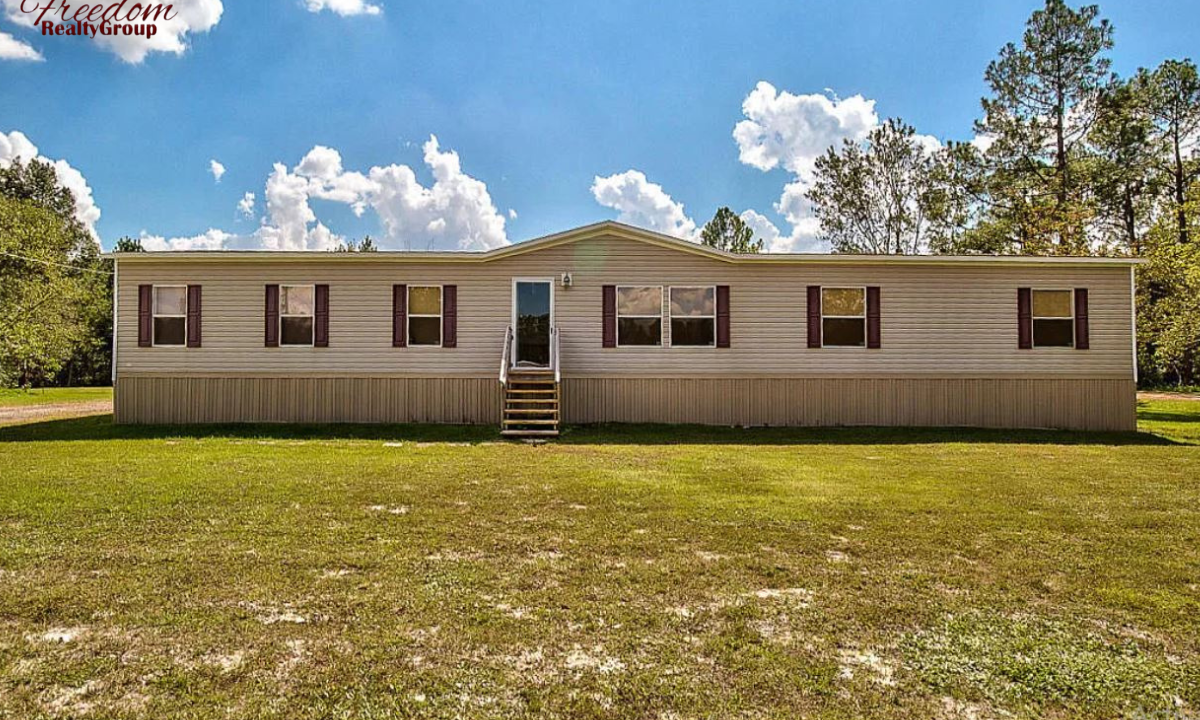 NICE MANUFACTURED HOME ON A CORNER LOT!